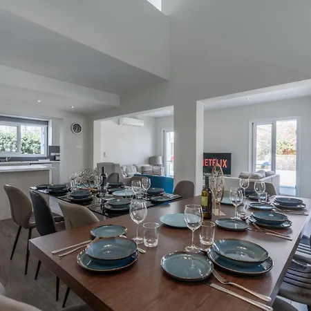 Seaview 6-bedroom With Private Pool Near Willa
