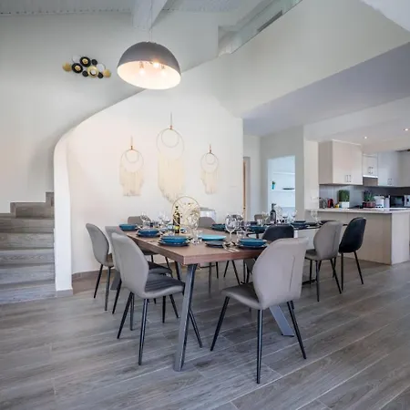 Seaview 6-bedroom With Private Pool Near
