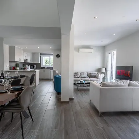 Seaview 6-bedroom With Private Pool Near