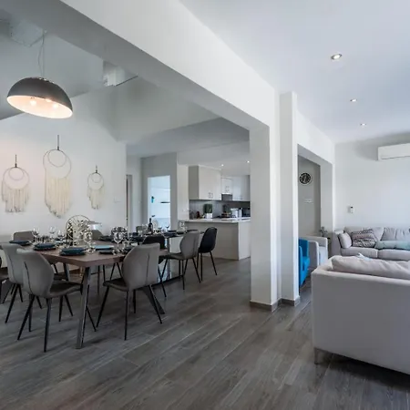 Seaview 6-bedroom With Private Pool Near